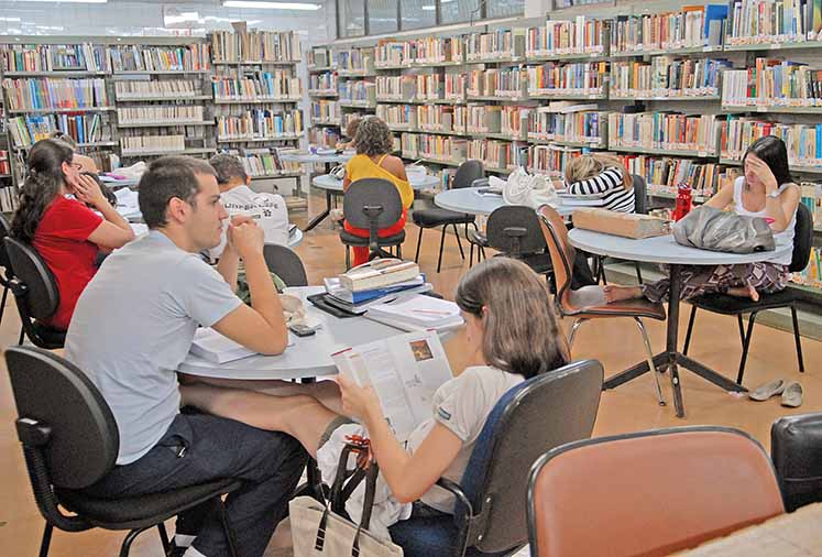 Biblioteca ajuda estudante a aprender matemática