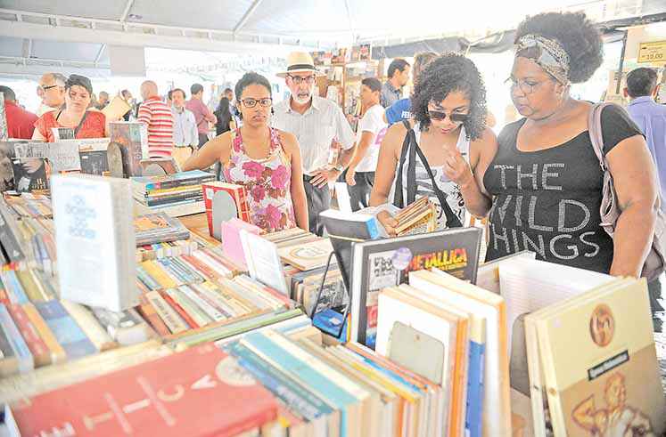 A tradicional e popular Feira de Livros, realizada de forma itinerante em vÃ¡rias praÃ§as da cidade do Rio de Janeiro, estÃ¡ comemorando 60 anos, com uma ediÃ§Ã£o especial no Largo da Carioca - Crédito: Fernando Frazão / Agência Brasil