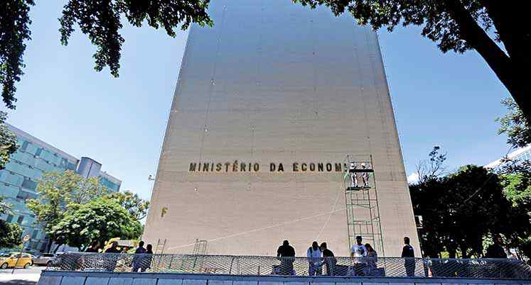 Guedes corta R$ 366 mi em despesas