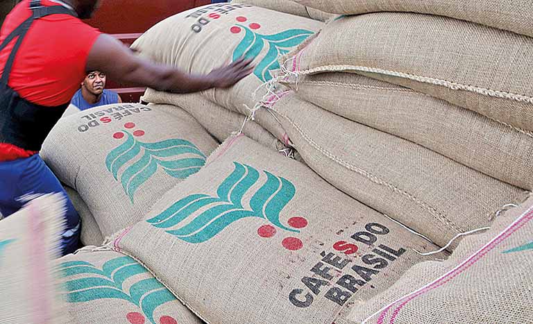 As exportações de café cresceram, em faturamento, 31,3% no período, mas não impediram o impacto gerado no resultado pela queda da soja - Crédito: Paulo Whitaker/Reuters