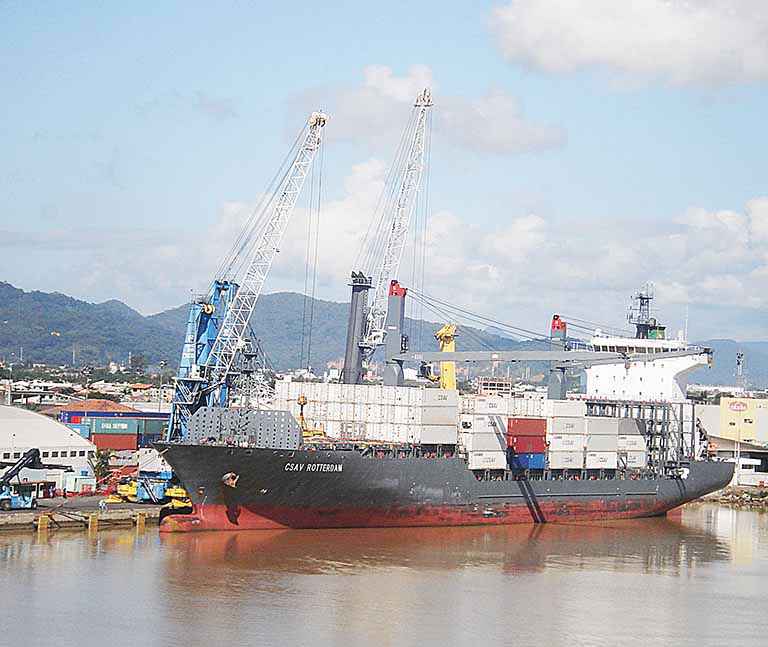 Balança comercial tem saldo de US$ 3,2 bi