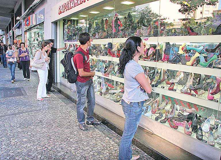 Ritmo lento da economia trava a expansão do comércio em MG