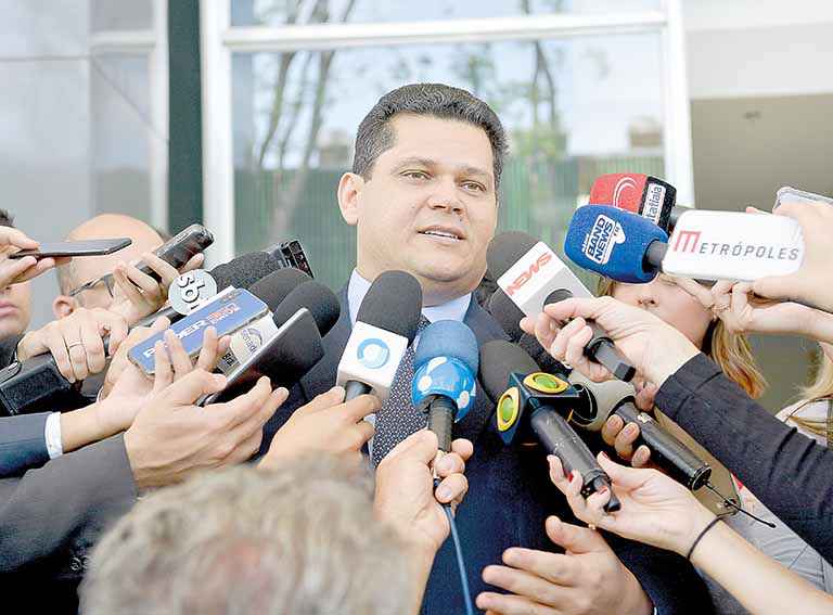 Alcolumbre tenta travar mudanças nas regras da TV paga