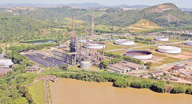 Refinaria Gabriel Passos conta com capacidade instalada de processar 166 mil barris diariamente e gera aproximadamente 900 postos de trabalho diretos | Crédito: Divulgação