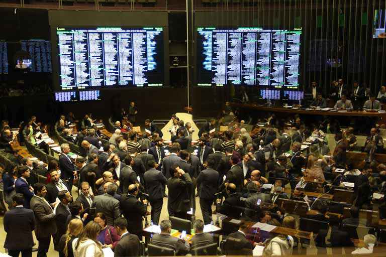PEC que autoriza megaleilão do pré-sal é promulgada