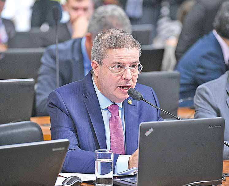 PEC prevê punição por falta de repasses a municípios