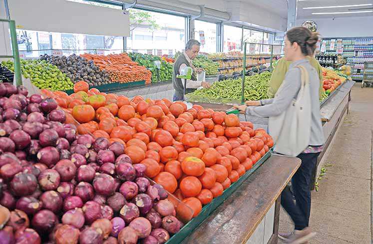 Custo da cesta básica recua em 16 cidades