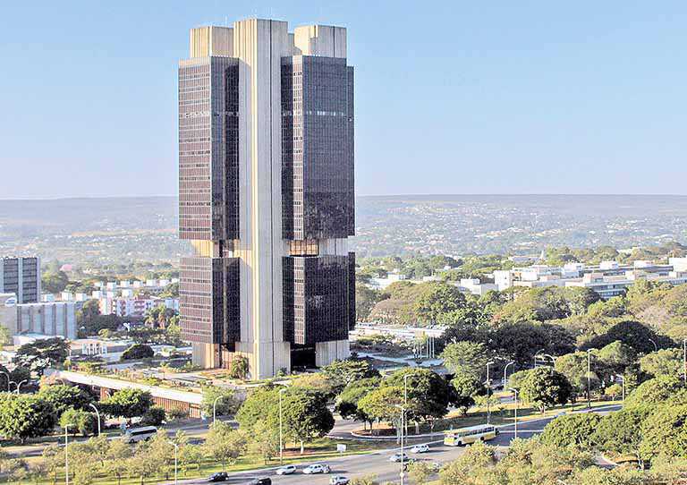 BC deve manter venda de dólar aliada a swap no fim do ano