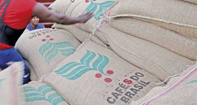 Produção global de café sobe com ajuda do Brasil