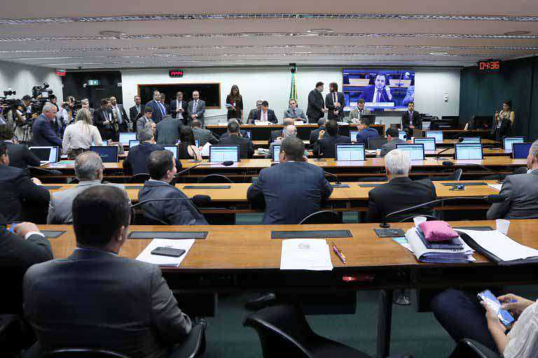 Comissão especial da Câmara aprova projeto de previdência dos militares