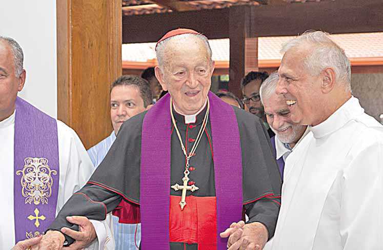 Fiéis se despedem de dom Serafim Fernandes de Araújo
