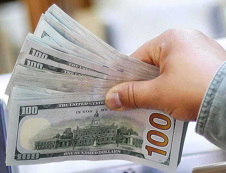 Dólar fica quase estável no Brasil apesar de pressão gerada por Trump no exterior