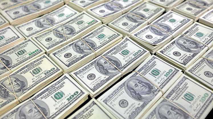 Dólar fecha com leve alta em sessão marcada por baixa liquidez e foco no exterior