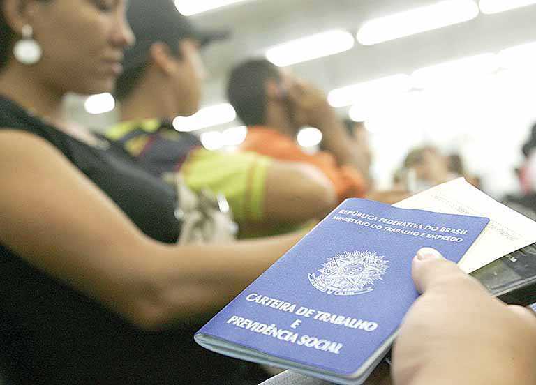 Taxa de desemprego no Brasil cai para 11,8%