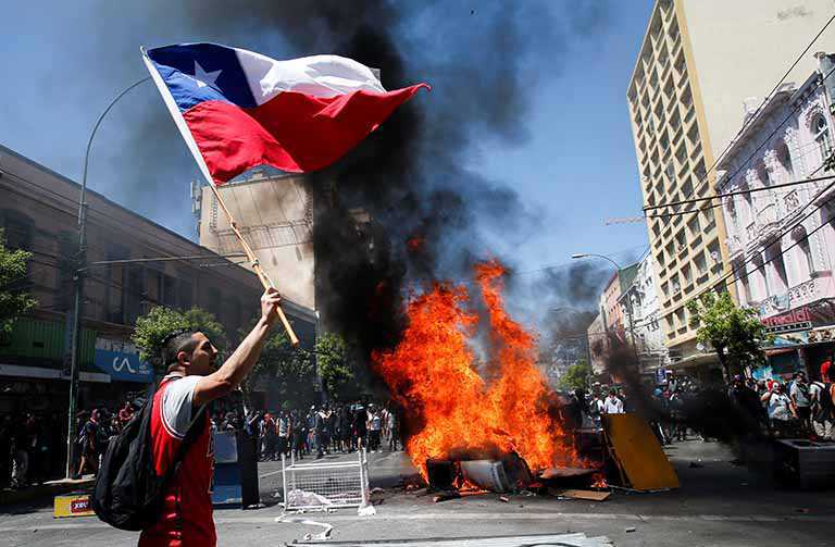 Piñera diz ouvir exigências de chilenos, mas protestos recomeçam