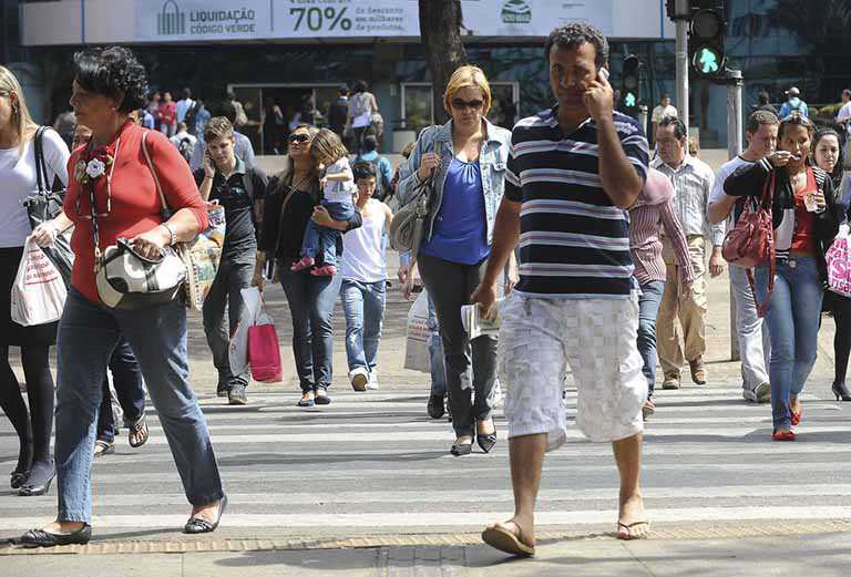 Rendimento médio familiar vem do trabalho e transferências