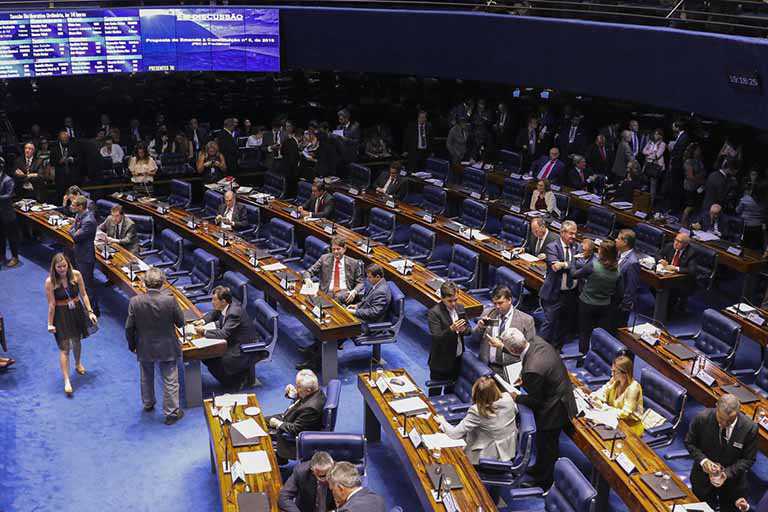 Senado mantém abono salarial para quem ganha até dois mínimos