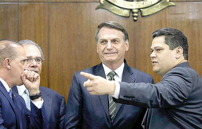 Governo entrega pacote econômico ao Senado