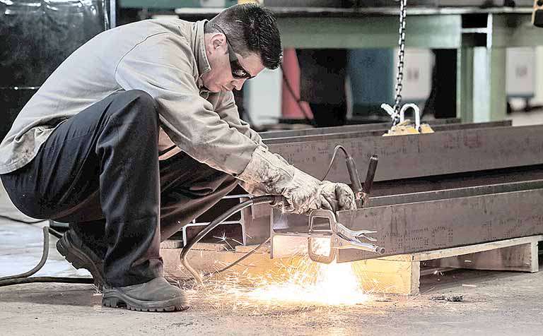 Produção industrial cresce em agosto, mas setor ainda não retomou nível pré-pandemia