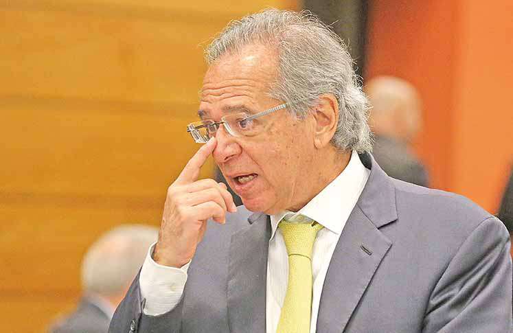 Guedes planeja usar fundos públicos para abater dívida