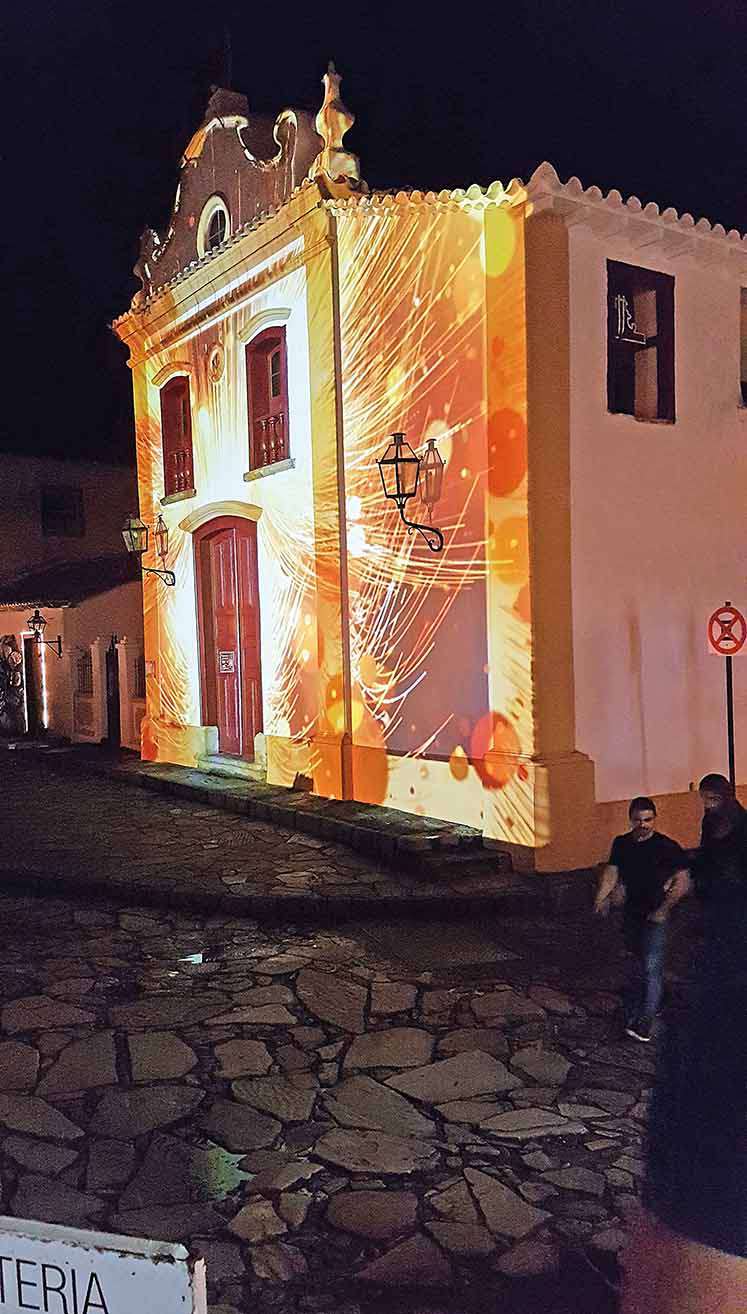 O fim de semana de lançamento (1º a 3/12) em Tiradentes foi marcado pelas luzes e, especialmente, pelas projeções especiais na fachada da Igreja de Bom Jesus da Pobreza - Crédito: Daniela Maciel