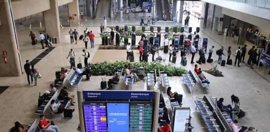 Pessoas transitam pelo Aeroporto Internacional de BH