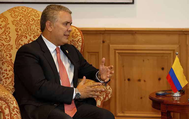 Presidente colombiano propõe diálogo nacional para solucionar crise