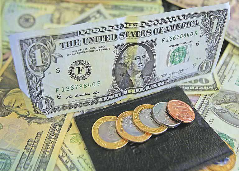 Ascensão do dólar reflete incertezas e fuga de capital