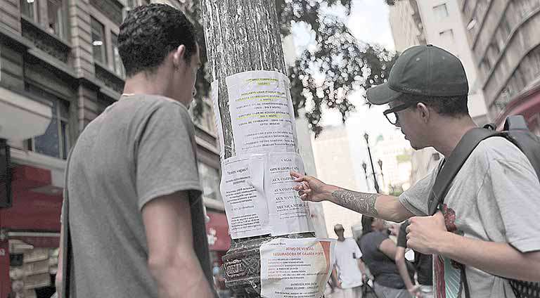 Taxa de desemprego recua, mas informalidade bate recorde no País