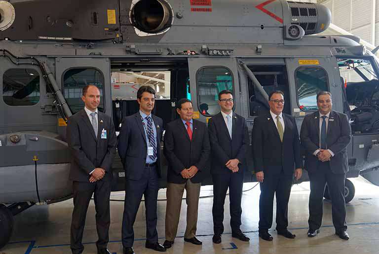 Henri Marteel, diretor de operações no Brasil da Helibras, Rodrigo Fanton, diretor da Airbus Defence and Space no Brasil, o vice-presidente Hamilton Mourão, Jean-Luc Alfonsi, presidente da Helibras, Alberto Duek, vice-presidente de operações da Helibras e Alessandro Branco, diretor de programas e serviços da Helibras | Crédito: Divulgação