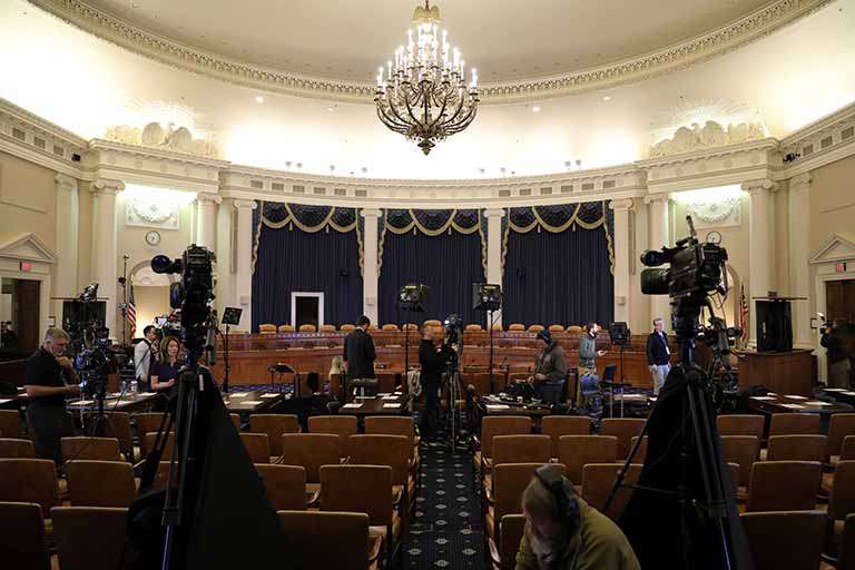 Equipes de TV posicionadas para audiências do inquérito de impeachment do presidente dos EUA, Donald Trump, no Congresso | Crédito: REUTERS/Jonathan Ernst