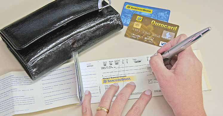 Juros do cartão sobem na contramão do mercado