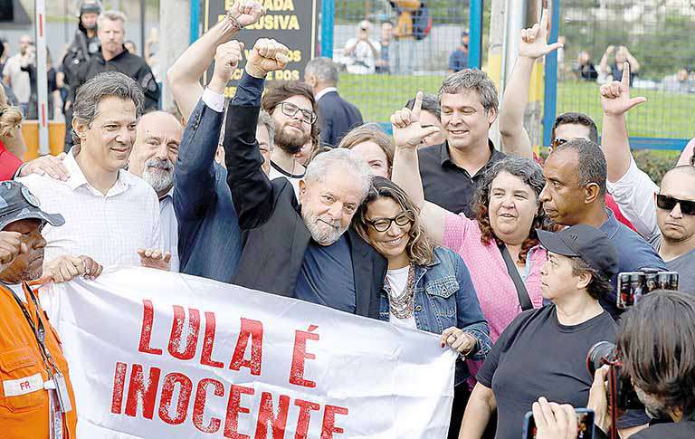 O ex-presidente Lula deixou a Superintendência da Polícia Federal em Curitiba ao lado de apoiadores - Crédito:
REUTERS/Rodolfo Buhrer