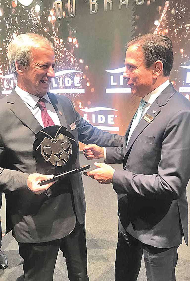 Sergio Leite recebeu de Doria o troféu durante o evento - Crédito: arquivo pessoal