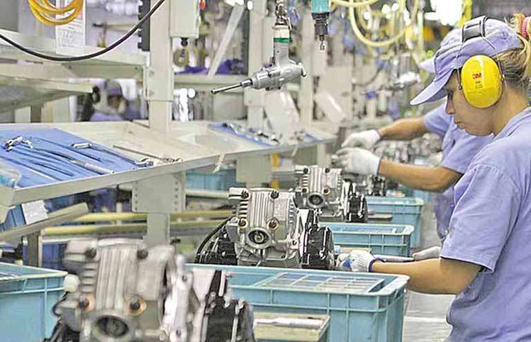 Atividade acelera, mas revisão reforça incerteza econômica