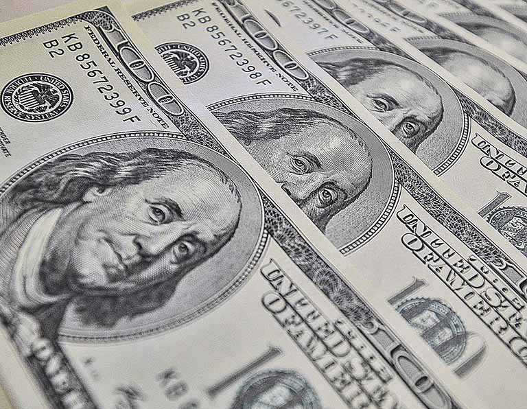 Dólar cai, mas fecha semana com valorização