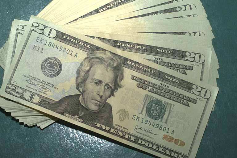 Dólar fecha em leve baixa após BC vender US$3 bilhões ao mercado
