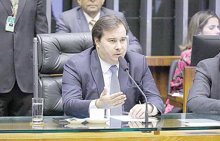 Maia cobra o envio de reformas ao Congresso