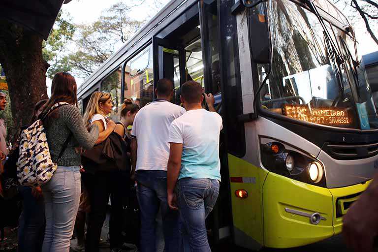Tarifa de ônibus em BH fica congelada até o fim do ano