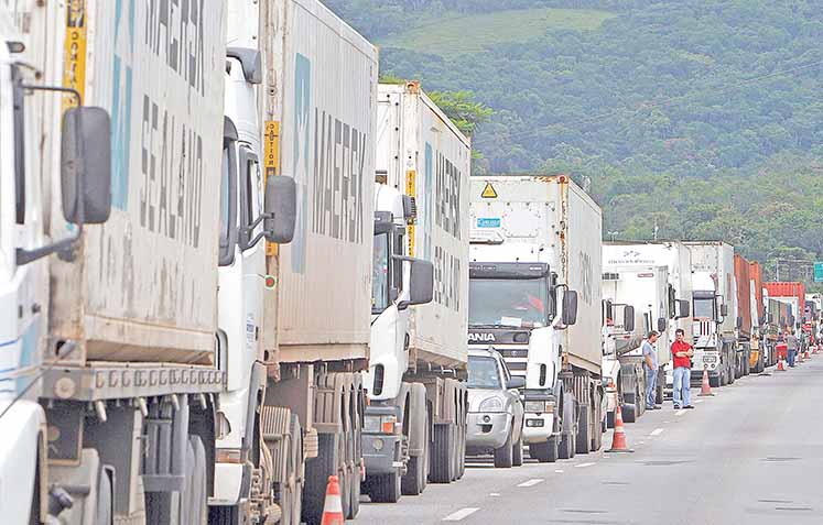 Empresários afirmam que carretas de matéria-prima ficam presas na fronteira por burocracia fiscal de Zema 