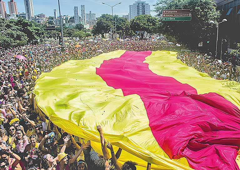 Mais de 36 mi de pessoas devem curtir Carnaval em sete destinos da folia