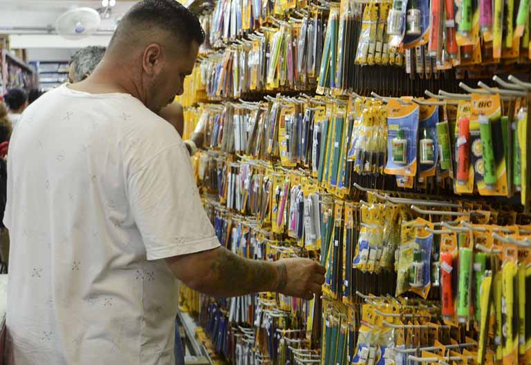 Venda de materiais escolares movimenta papelarias em BH; expectativa é de 6% de alta no setor