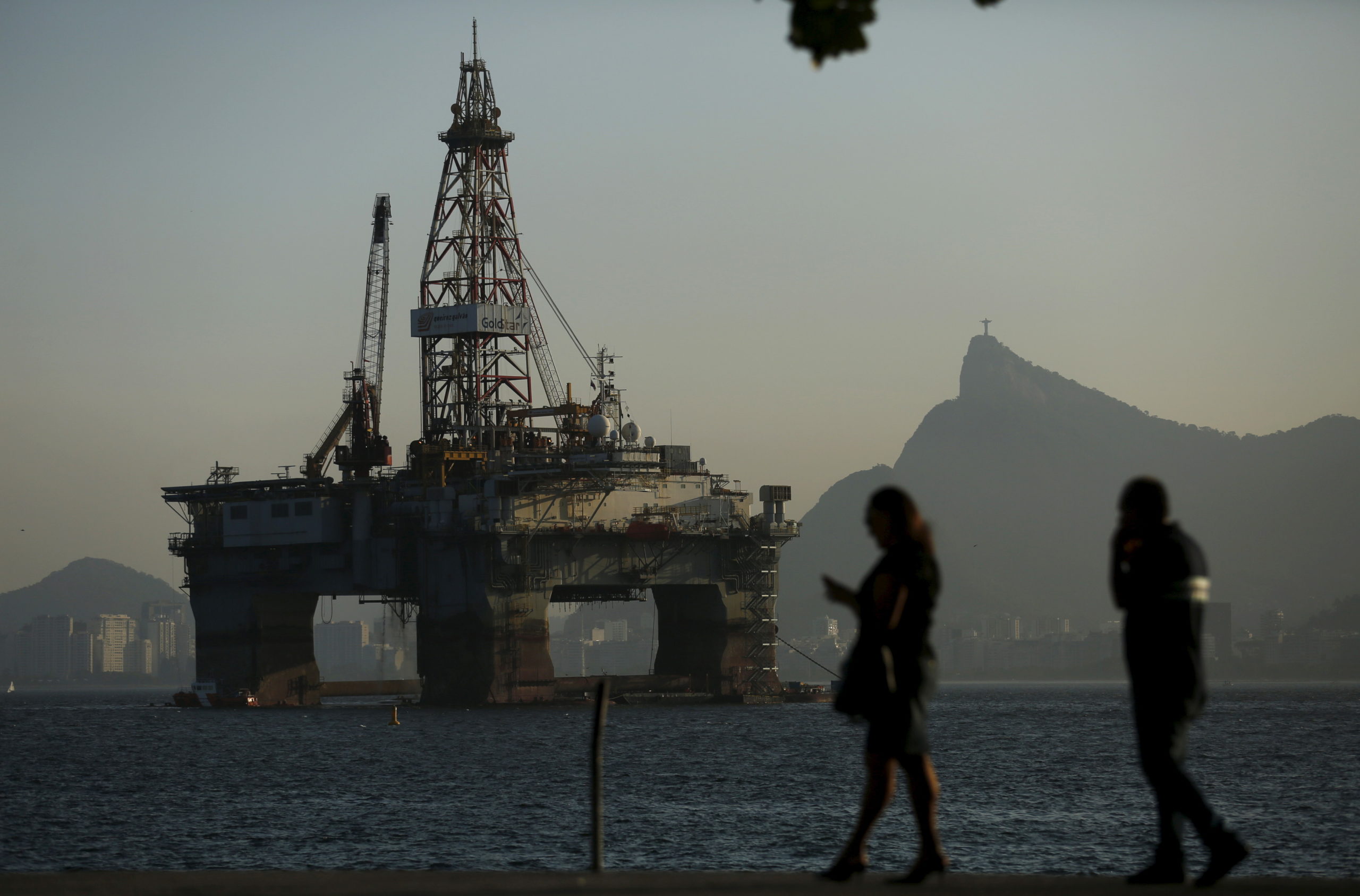 Queda do petróleo pode cortar em 20% aporte em exploração no país, diz Wood Mackenzie