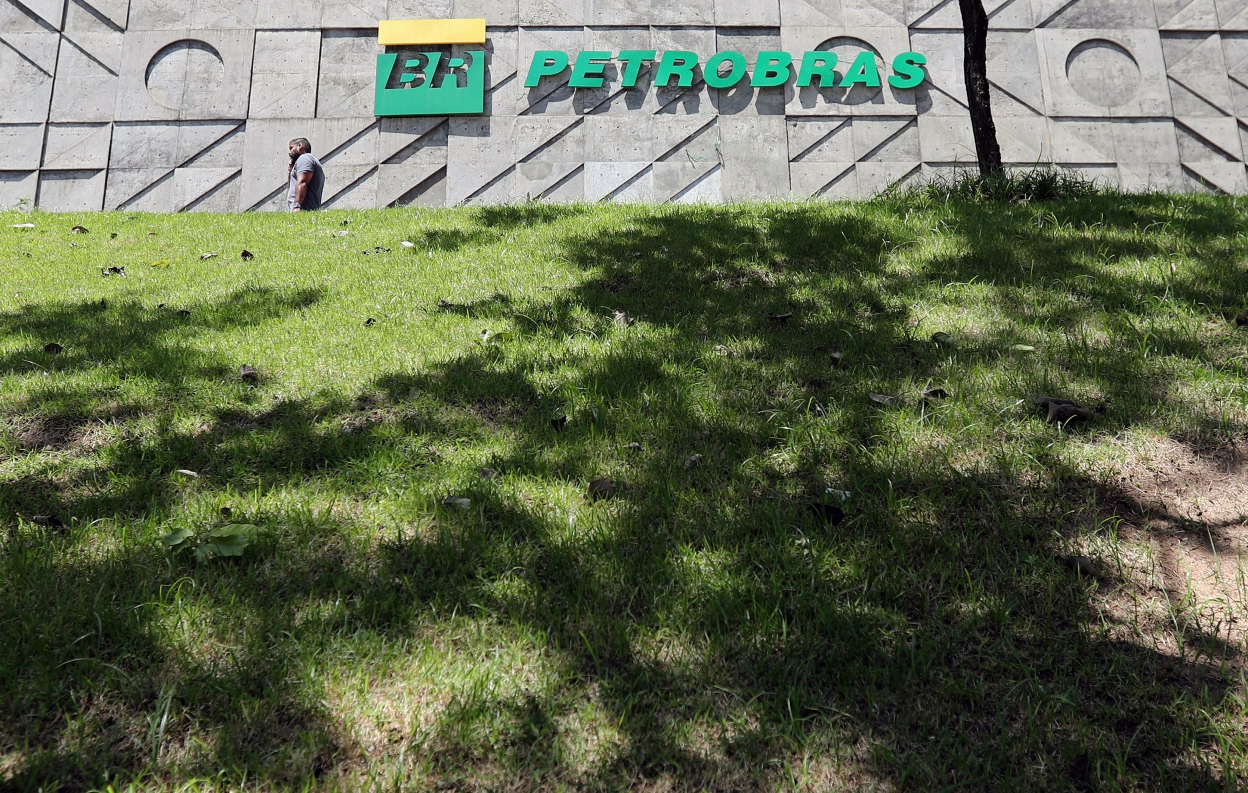 Petrobras assina venda da Reman