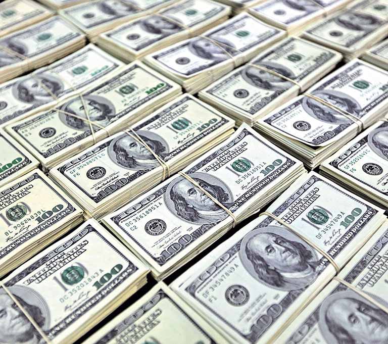 Dólar acompanha exterior e tem leve queda ante real