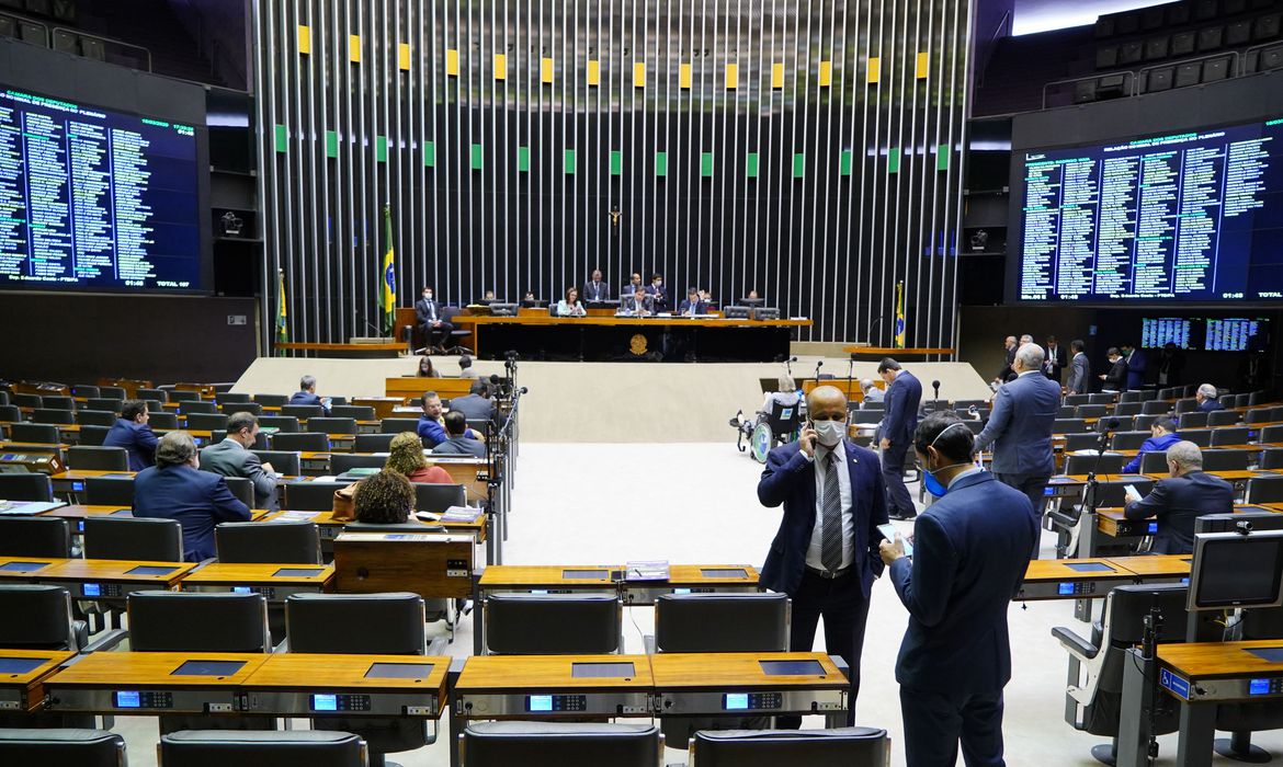 Câmara aprova auxílio de R$ 600 por mês para trabalhador informal 