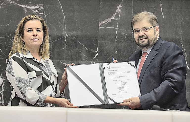 UFMG e ALMG assinam cooperação técnica