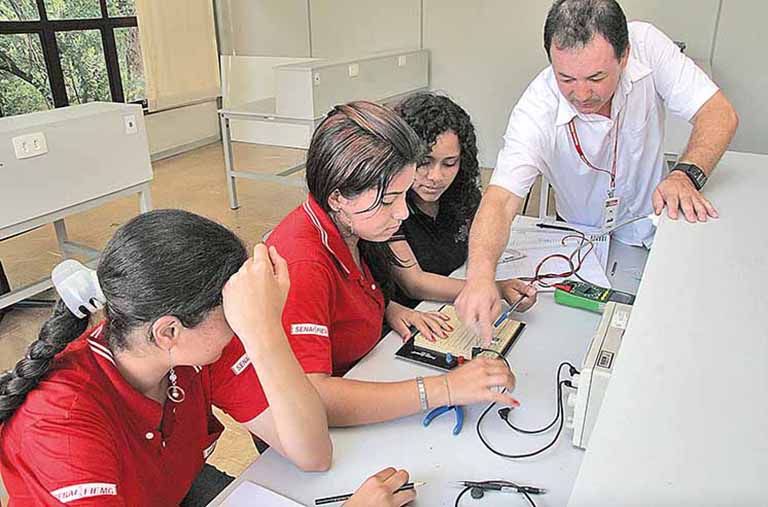 Parceria entre Fiemg e Una leva universitários para visitas técnicas em unidades do Senai