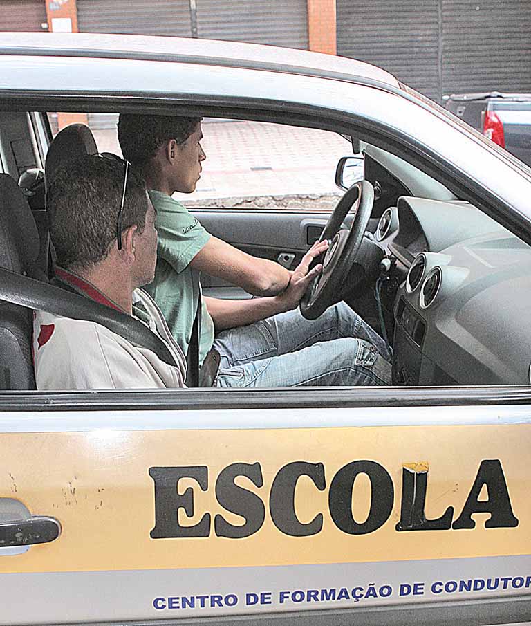 Faturamento dos centros de formação de condutores despenca em MG