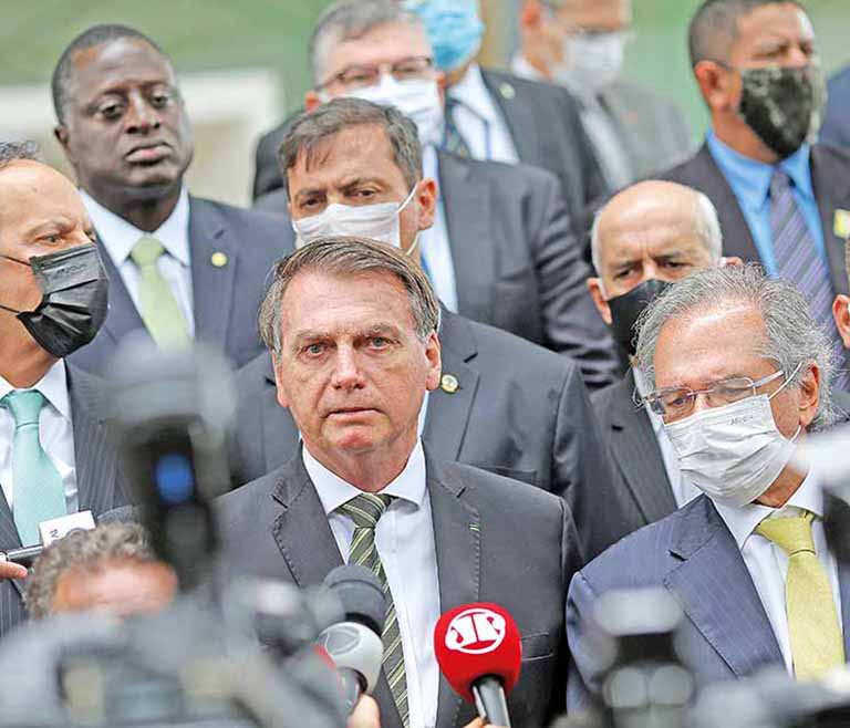 Bolsonaro vai ao Supremo e volta a defender a flexibilização